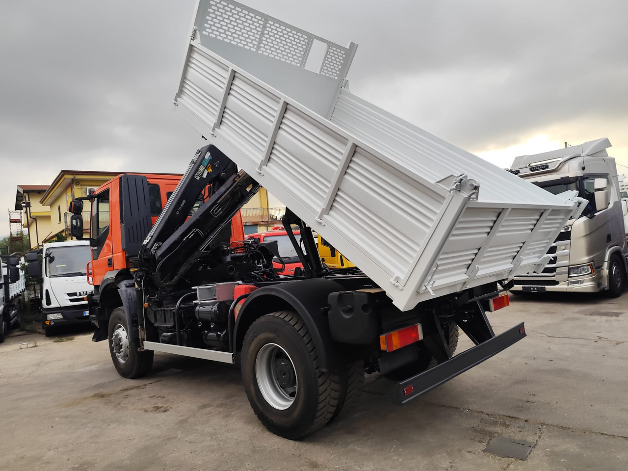IVECO TRAKKER 190T36 - Kravas auto ar manipulatoru, Kravas automašīna pašizgāzējs: foto 5 IVECO TRAKKER 190T36 - Kravas auto ar manipulatoru, Kravas automašīna pašizgāzējs: foto 5