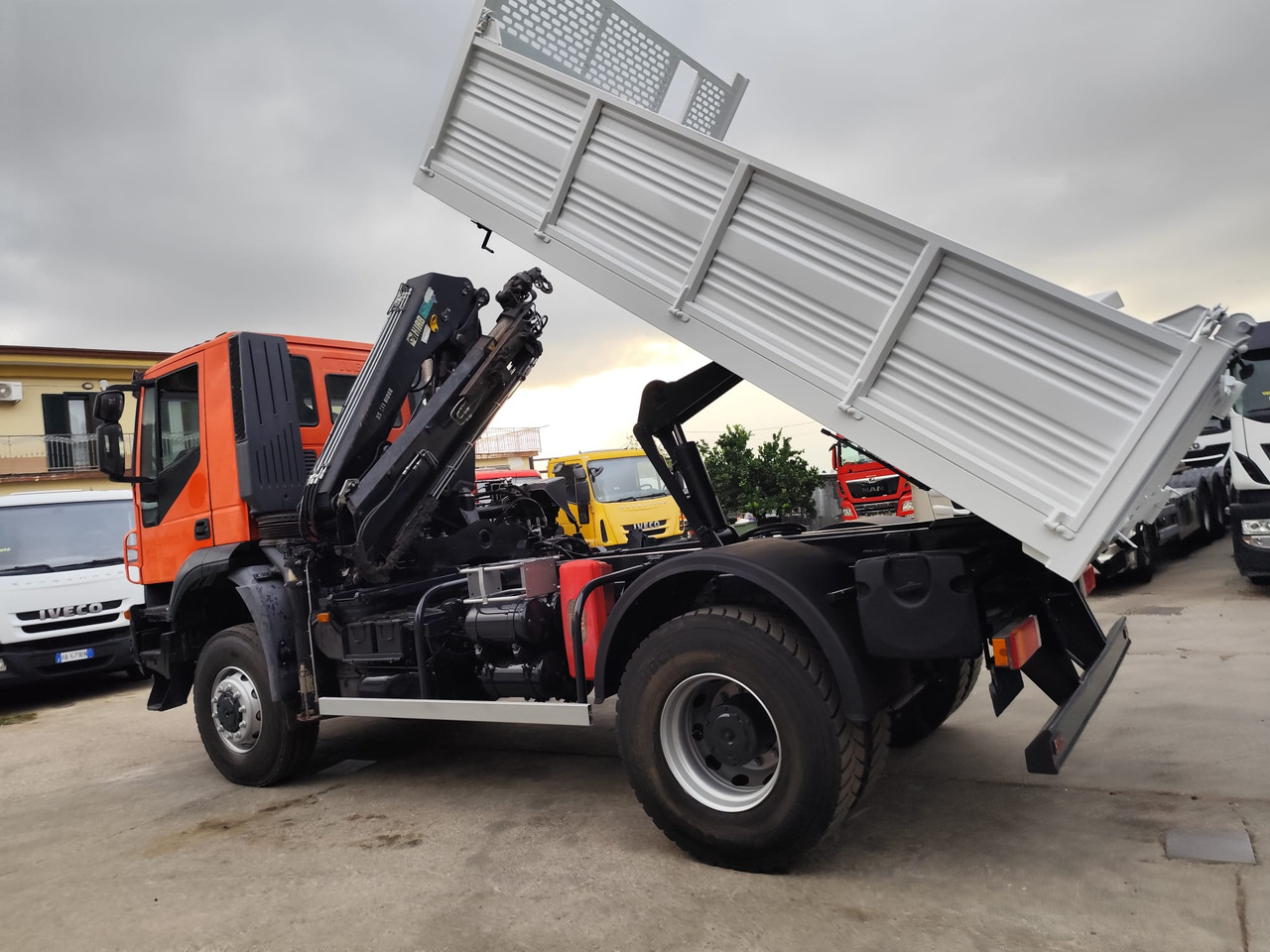 IVECO TRAKKER 190T36 - Kravas auto ar manipulatoru, Kravas automašīna pašizgāzējs: foto 4 IVECO TRAKKER 190T36 - Kravas auto ar manipulatoru, Kravas automašīna pašizgāzējs: foto 4
