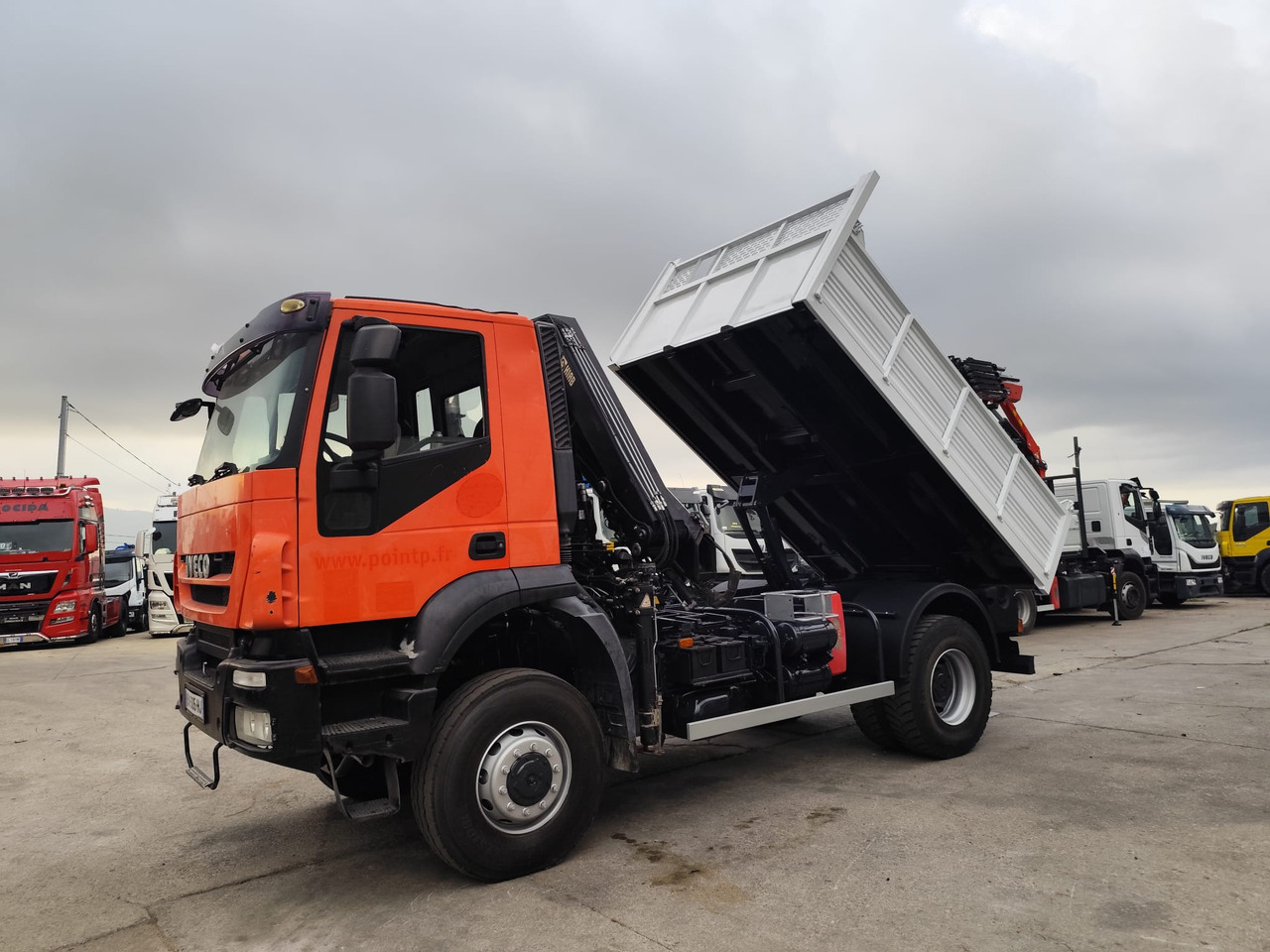 IVECO TRAKKER 190T36 - Kravas auto ar manipulatoru, Kravas automašīna pašizgāzējs: foto 1 IVECO TRAKKER 190T36 - Kravas auto ar manipulatoru, Kravas automašīna pašizgāzējs: foto 1