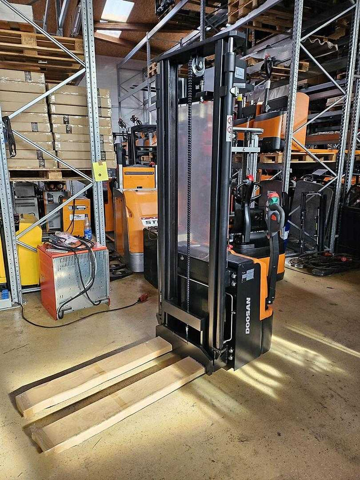 Doosan BSL 12N - Krautņotājs: foto 5 Doosan BSL 12N - Krautņotājs: foto 5