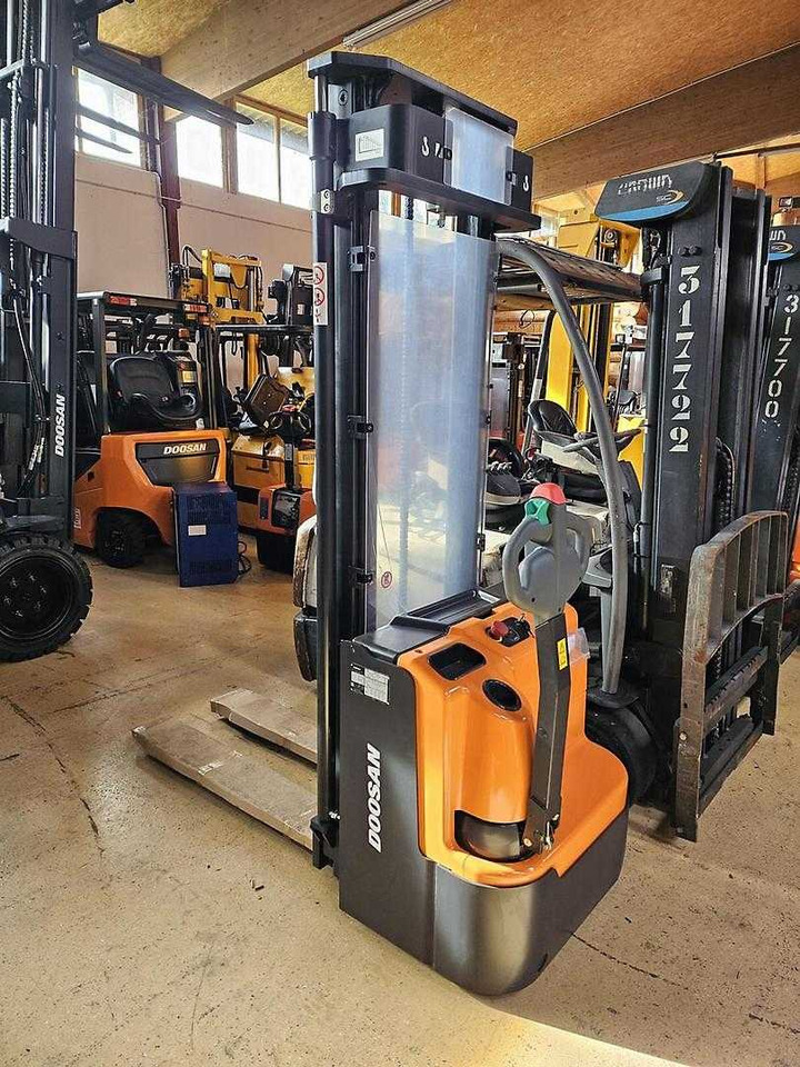 Doosan BSL12N - Krautņotājs: foto 5 Doosan BSL12N - Krautņotājs: foto 5