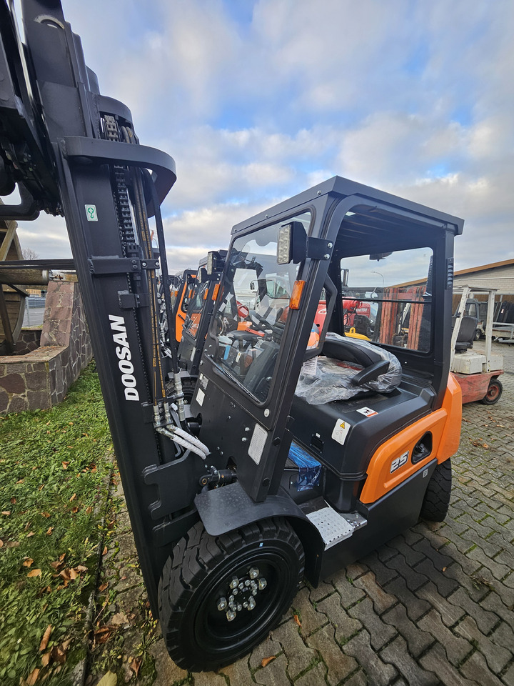 Doosan D30NXS - Dīzeļiekrāvējs: foto 4 Doosan D30NXS - Dīzeļiekrāvējs: foto 4