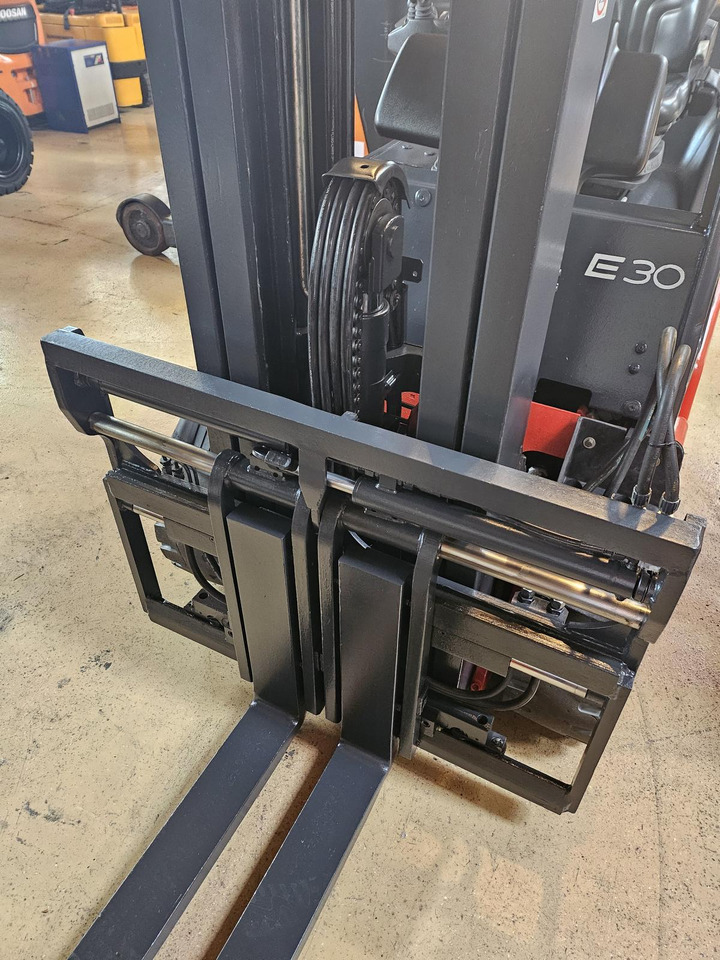LINDE E30 - Elektroiekrāvējs: foto 4 LINDE E30 - Elektroiekrāvējs: foto 4