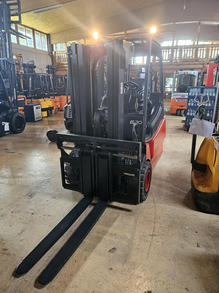 LINDE E30 - Elektroiekrāvējs: foto 2 LINDE E30 - Elektroiekrāvējs: foto 2