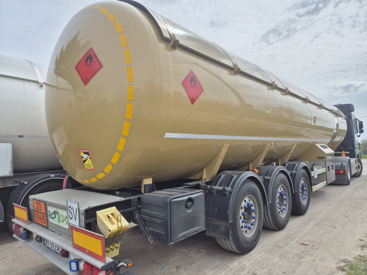 BC-LDS NCG-50 /LPG/ GPL/ PROPANE/ Mercedes axels - Puspiekabe cisterna: foto 2 BC-LDS NCG-50 /LPG/ GPL/ PROPANE/ Mercedes axels - Puspiekabe cisterna: foto 2