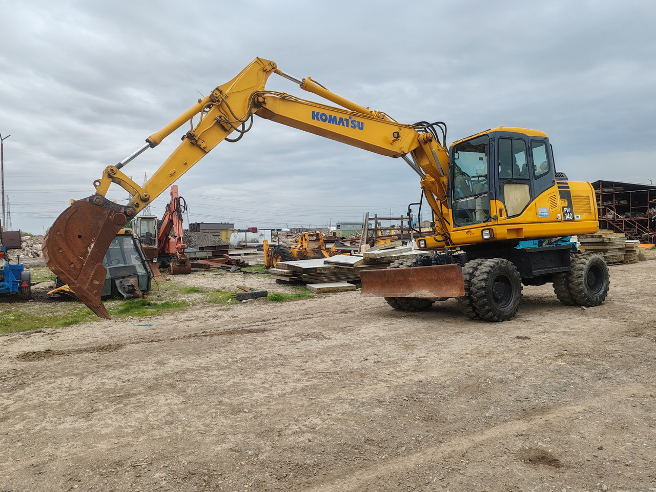 Komatsu PW140-7 - Riteņu ekskavators: foto 1 Komatsu PW140-7 - Riteņu ekskavators: foto 1