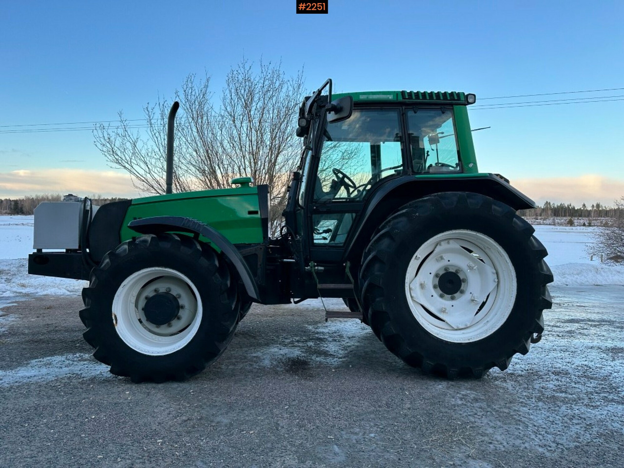 Valtra X110 waiststeering tractor with twintrac - Traktors: foto 3 Valtra X110 waiststeering tractor with twintrac - Traktors: foto 3
