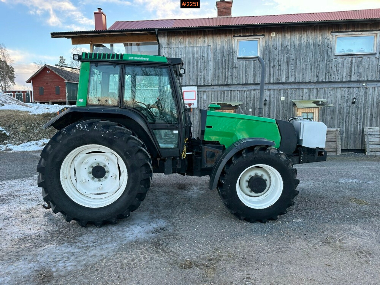 Valtra X110 waiststeering tractor with twintrac - Traktors: foto 1 Valtra X110 waiststeering tractor with twintrac - Traktors: foto 1