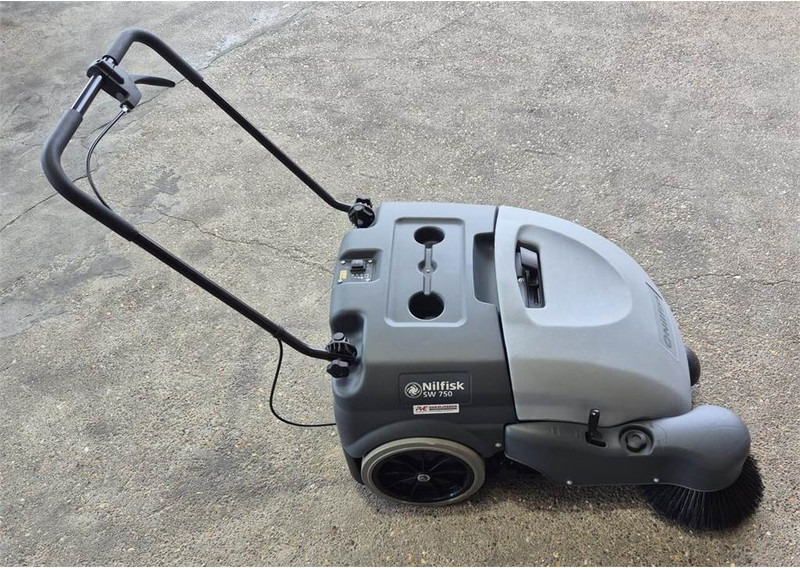 Nilfisk SW 750 - Ielu tīrīšanas mašīna: foto 1 Nilfisk SW 750 - Ielu tīrīšanas mašīna: foto 1