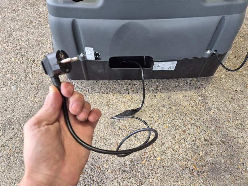 Nilfisk SW 750 - Ielu tīrīšanas mašīna: foto 5 Nilfisk SW 750 - Ielu tīrīšanas mašīna: foto 5