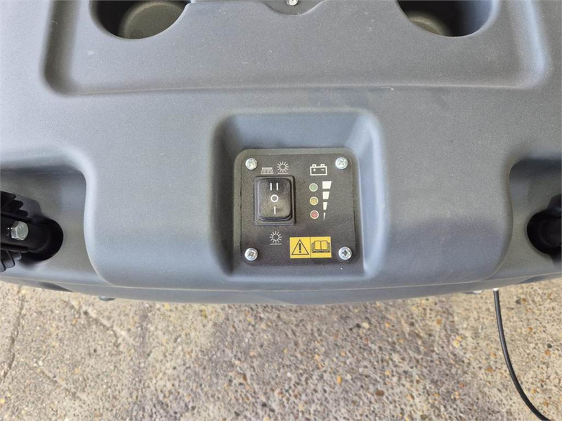 Nilfisk SW 750 - Ielu tīrīšanas mašīna: foto 4 Nilfisk SW 750 - Ielu tīrīšanas mašīna: foto 4