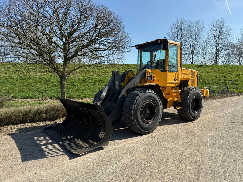 Volvo L70D - Riteņu iekrāvējs: foto 1 Volvo L70D - Riteņu iekrāvējs: foto 1