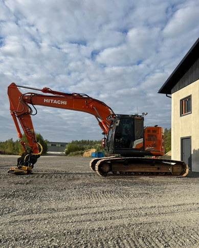 HitachiZX225USLC-7 + Engcon - Kāpurķēžu ekskavators: foto 2 HitachiZX225USLC-7 + Engcon - Kāpurķēžu ekskavators: foto 2