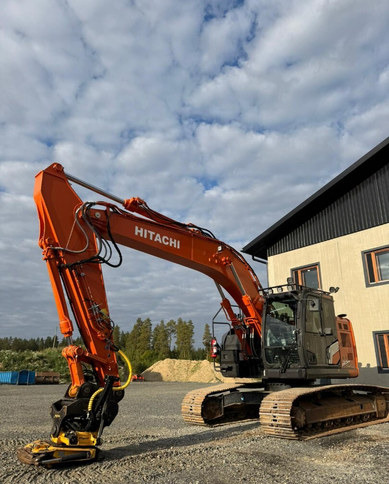 HitachiZX225USLC-7 + Engcon - Kāpurķēžu ekskavators: foto 1 HitachiZX225USLC-7 + Engcon - Kāpurķēžu ekskavators: foto 1