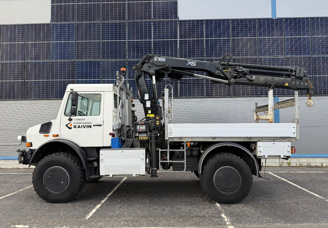 Mercedes-BenzUnimog U5000 + Hiab 099 E-4 - Bortu kravas automašīna/ Platforma, Kravas auto ar manipulatoru: foto 2 Mercedes-BenzUnimog U5000 + Hiab 099 E-4 - Bortu kravas automašīna/ Platforma, Kravas auto ar manipulatoru: foto 2