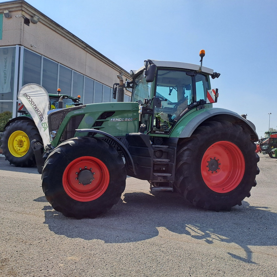 FENDT 828 VARIO PROFI PLUS - Traktors: foto 1 FENDT 828 VARIO PROFI PLUS - Traktors: foto 1