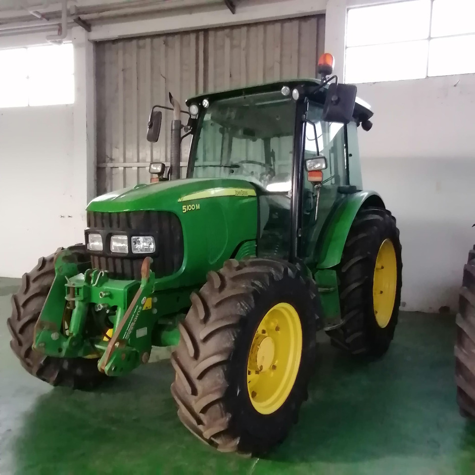 JOHN DEERE 5070 M - Traktors: foto 1 JOHN DEERE 5070 M - Traktors: foto 1