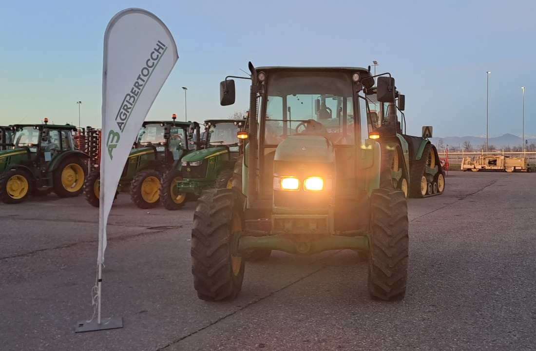 JOHN DEERE 5820 - Traktors: foto 3 JOHN DEERE 5820 - Traktors: foto 3