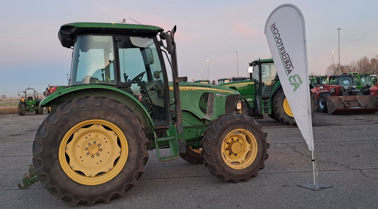 JOHN DEERE 5820 - Traktors: foto 2 JOHN DEERE 5820 - Traktors: foto 2