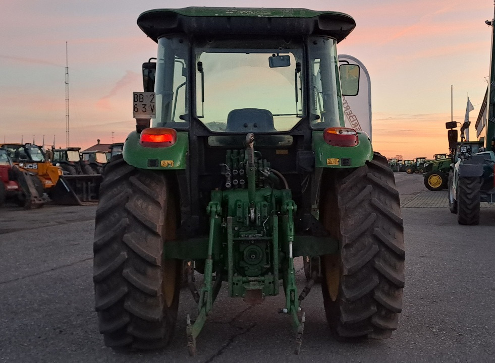 JOHN DEERE 5820 - Traktors: foto 4 JOHN DEERE 5820 - Traktors: foto 4
