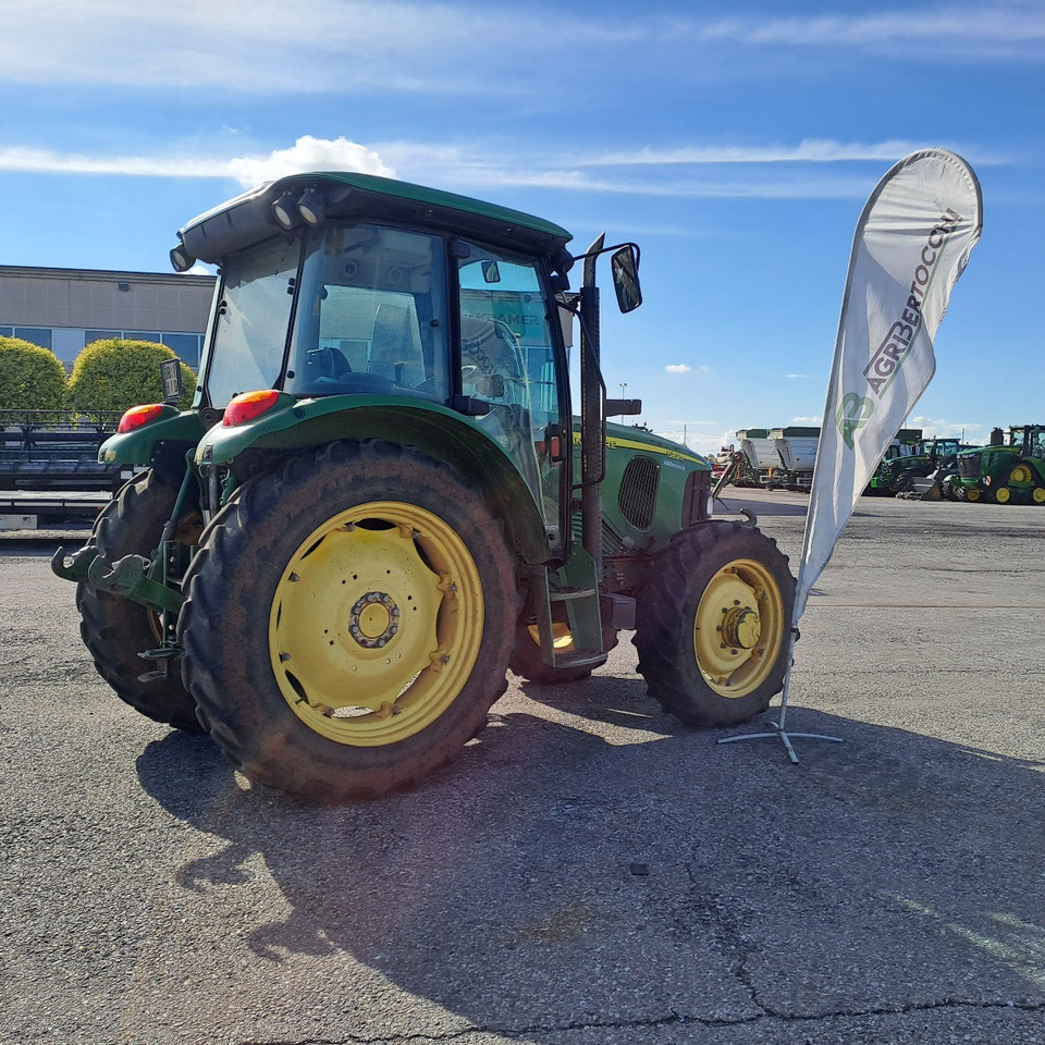 JOHN DEERE 5820 - Traktors: foto 2 JOHN DEERE 5820 - Traktors: foto 2