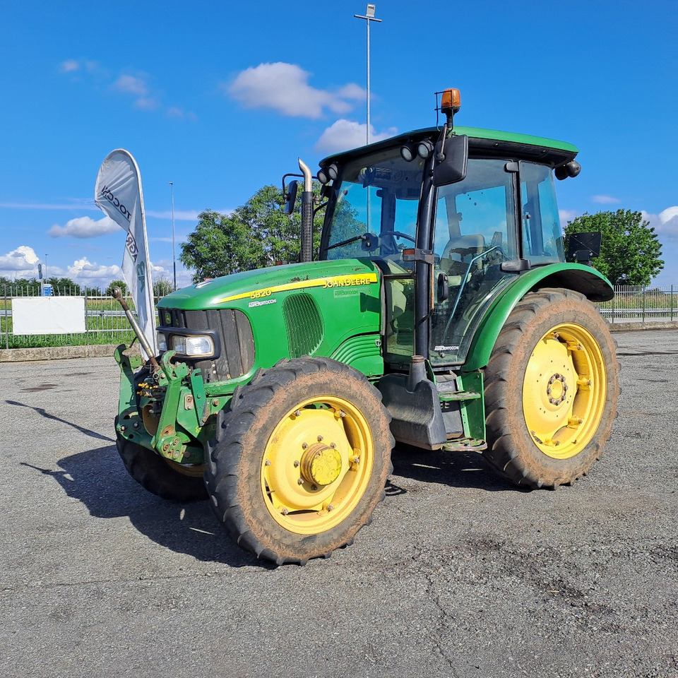 JOHN DEERE 5820 - Traktors: foto 1 JOHN DEERE 5820 - Traktors: foto 1