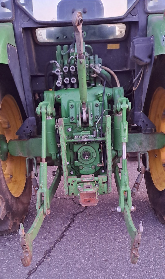 JOHN DEERE 5820 - Traktors: foto 5 JOHN DEERE 5820 - Traktors: foto 5