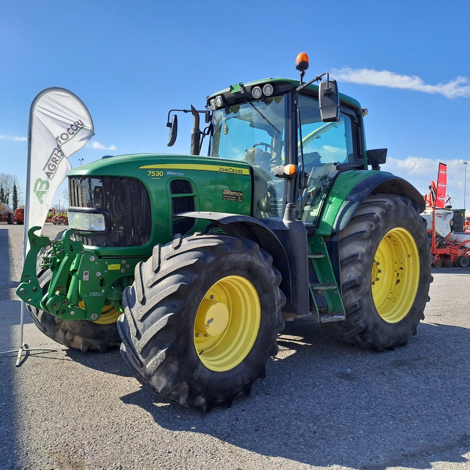 JOHN DEERE 7530 PREMIUM - Traktors: foto 1 JOHN DEERE 7530 PREMIUM - Traktors: foto 1