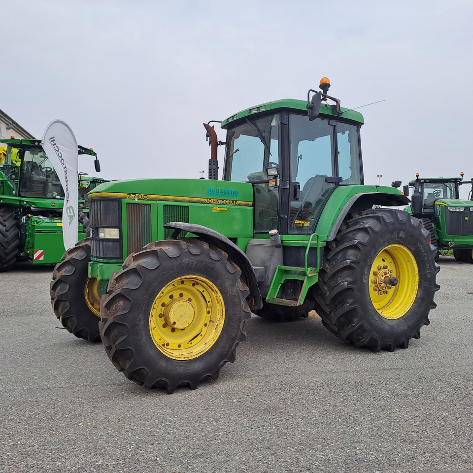 JOHN DEERE 7700 - Traktors: foto 1 JOHN DEERE 7700 - Traktors: foto 1