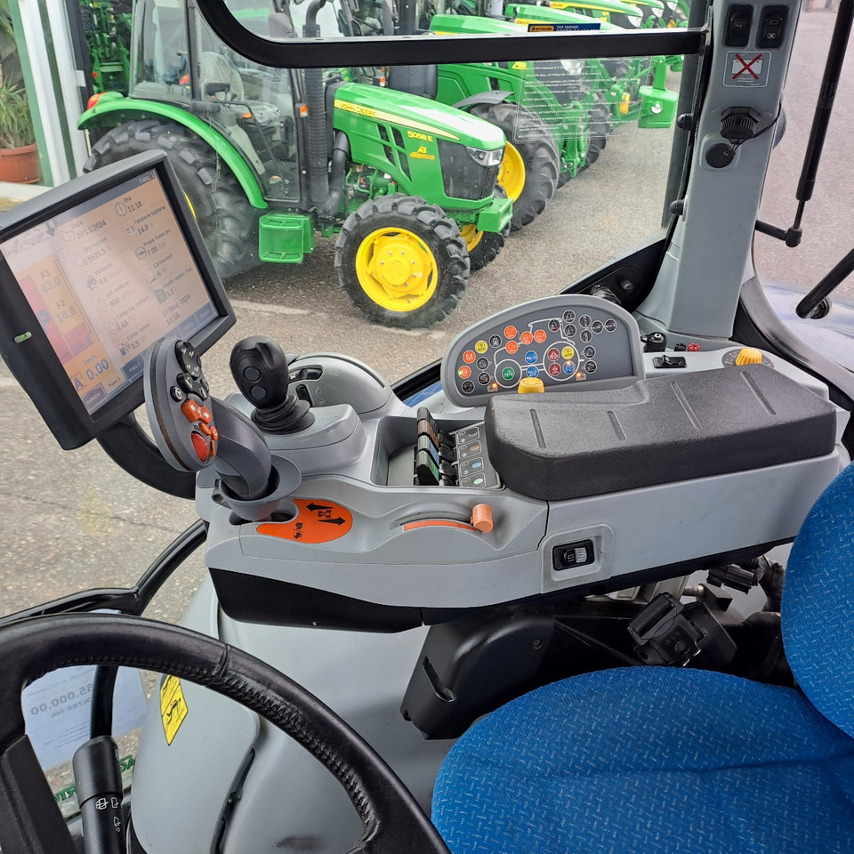 NEW HOLLAND T7.270 BLUEPOWER - Traktors: foto 4 NEW HOLLAND T7.270 BLUEPOWER - Traktors: foto 4