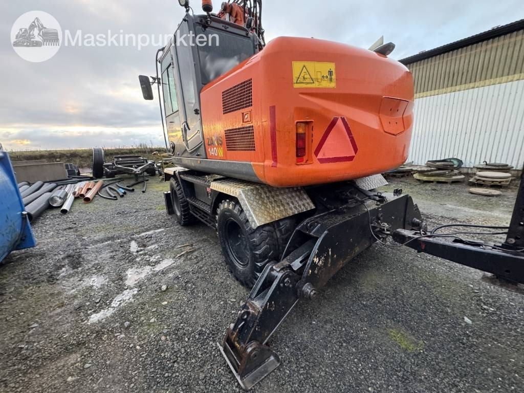 Hitachi ZX 140 W-3 Med vagn och redskap! - Riteņu ekskavators: foto 2 Hitachi ZX 140 W-3 Med vagn och redskap! - Riteņu ekskavators: foto 2