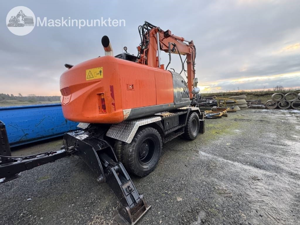 Hitachi ZX 140 W-3 Med vagn och redskap! - Riteņu ekskavators: foto 3 Hitachi ZX 140 W-3 Med vagn och redskap! - Riteņu ekskavators: foto 3