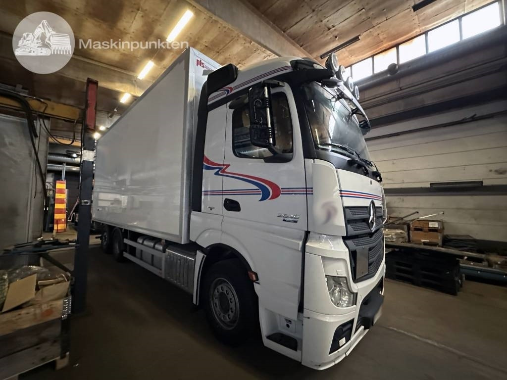 Mercedes-Benz Actros 2545 - Kravas automašīna ar slēgto virsbūvi: foto 3 Mercedes-Benz Actros 2545 - Kravas automašīna ar slēgto virsbūvi: foto 3
