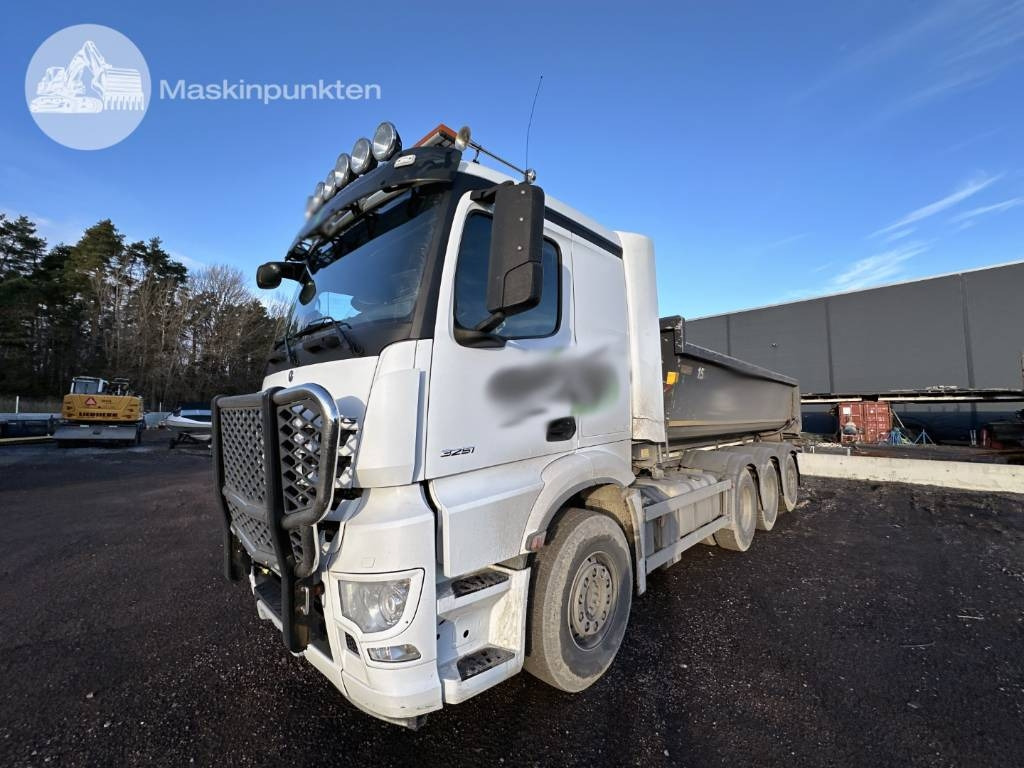 Mercedes-Benz Arocs 3251 - Pacēlājs ar āķi: foto 1 Mercedes-Benz Arocs 3251 - Pacēlājs ar āķi: foto 1
