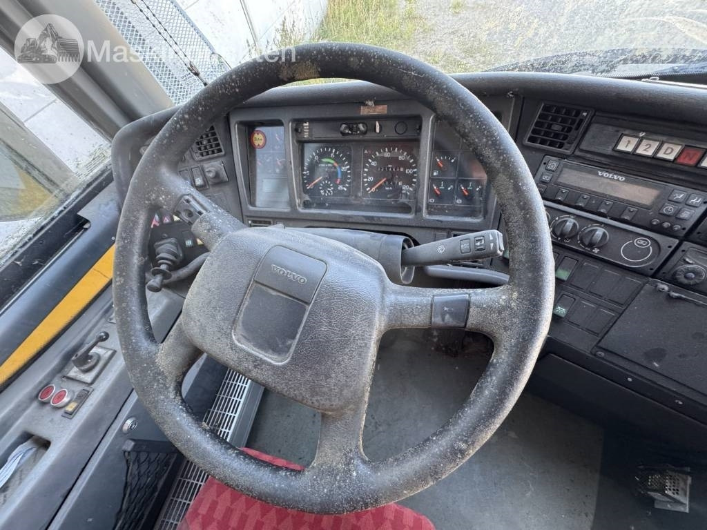 Piepilsētas autobuss Volvo B 12 M: foto 12