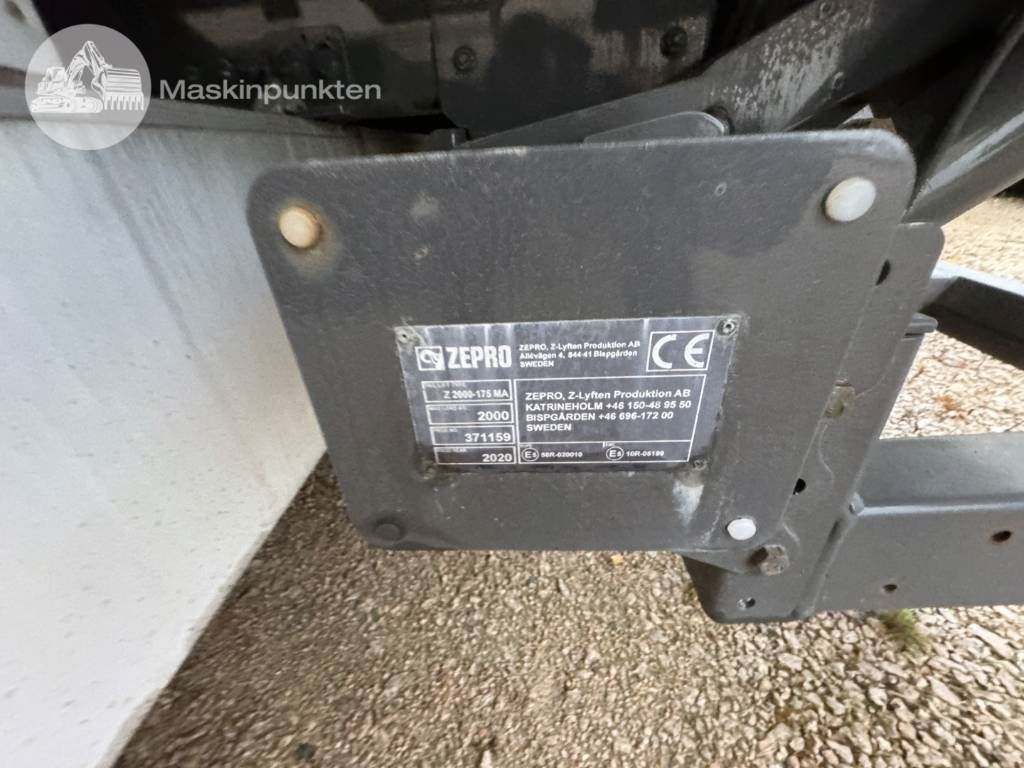Kravas automašīna ar slēgto virsbūvi Volvo FH 500: foto 15