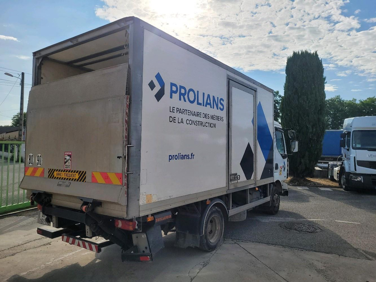 RENAULT MIDLUM 180 DXL - Kravas automašīna ar slēgto virsbūvi: foto 4 RENAULT MIDLUM 180 DXL - Kravas automašīna ar slēgto virsbūvi: foto 4