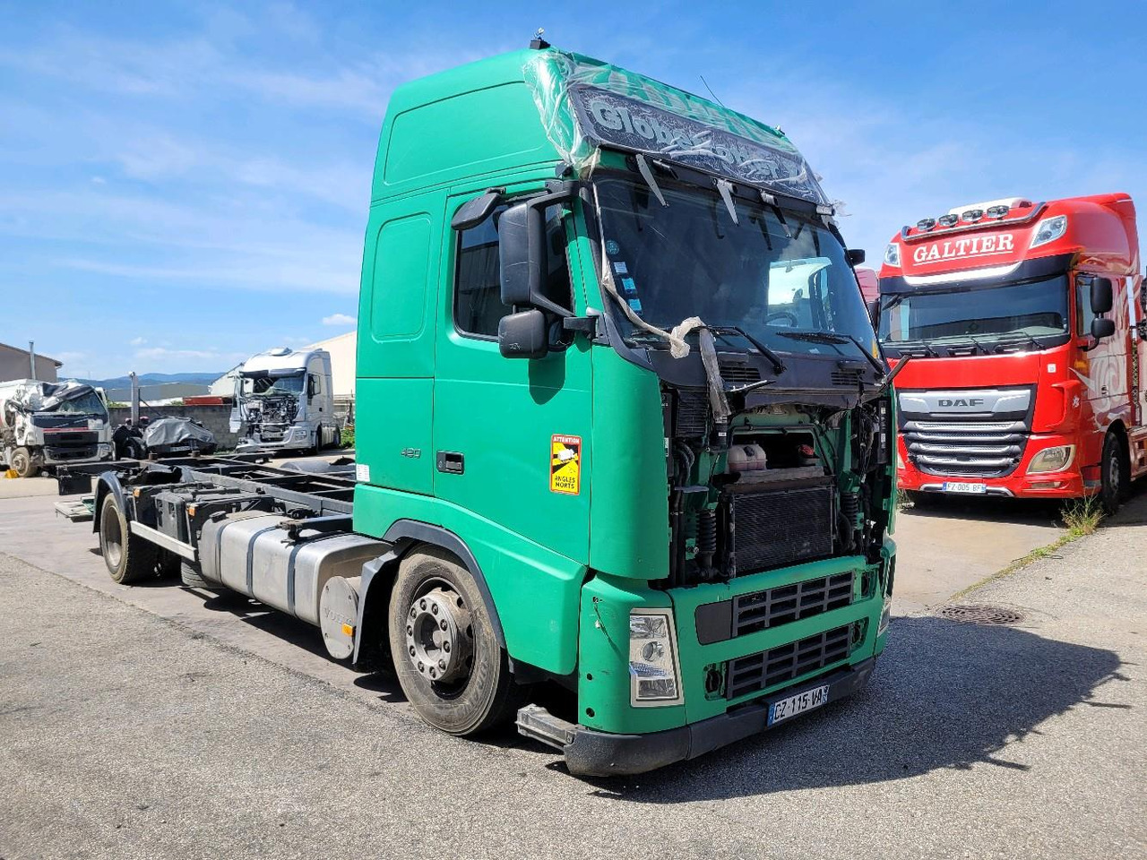 VOLVO FH12 420 GLOBETROTTER - Konteineru vedējs/ Kravas automašīna ar noņemamā virsbūve: foto 1 VOLVO FH12 420 GLOBETROTTER - Konteineru vedējs/ Kravas automašīna ar noņemamā virsbūve: foto 1