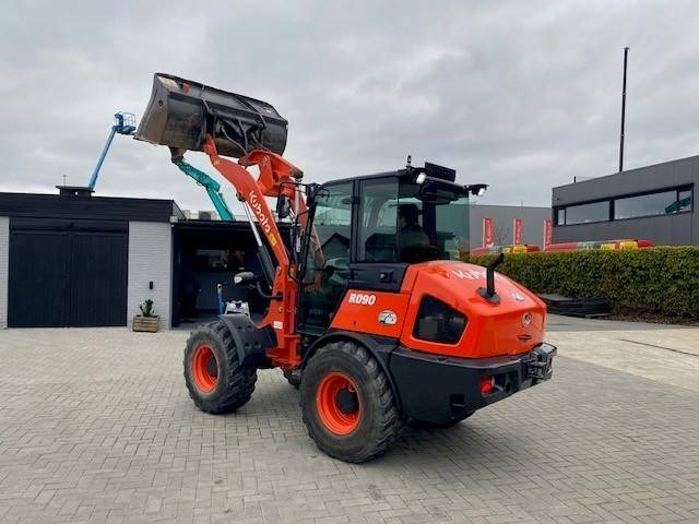 Kubota R 090 - Riteņu iekrāvējs: foto 1 Kubota R 090 - Riteņu iekrāvējs: foto 1