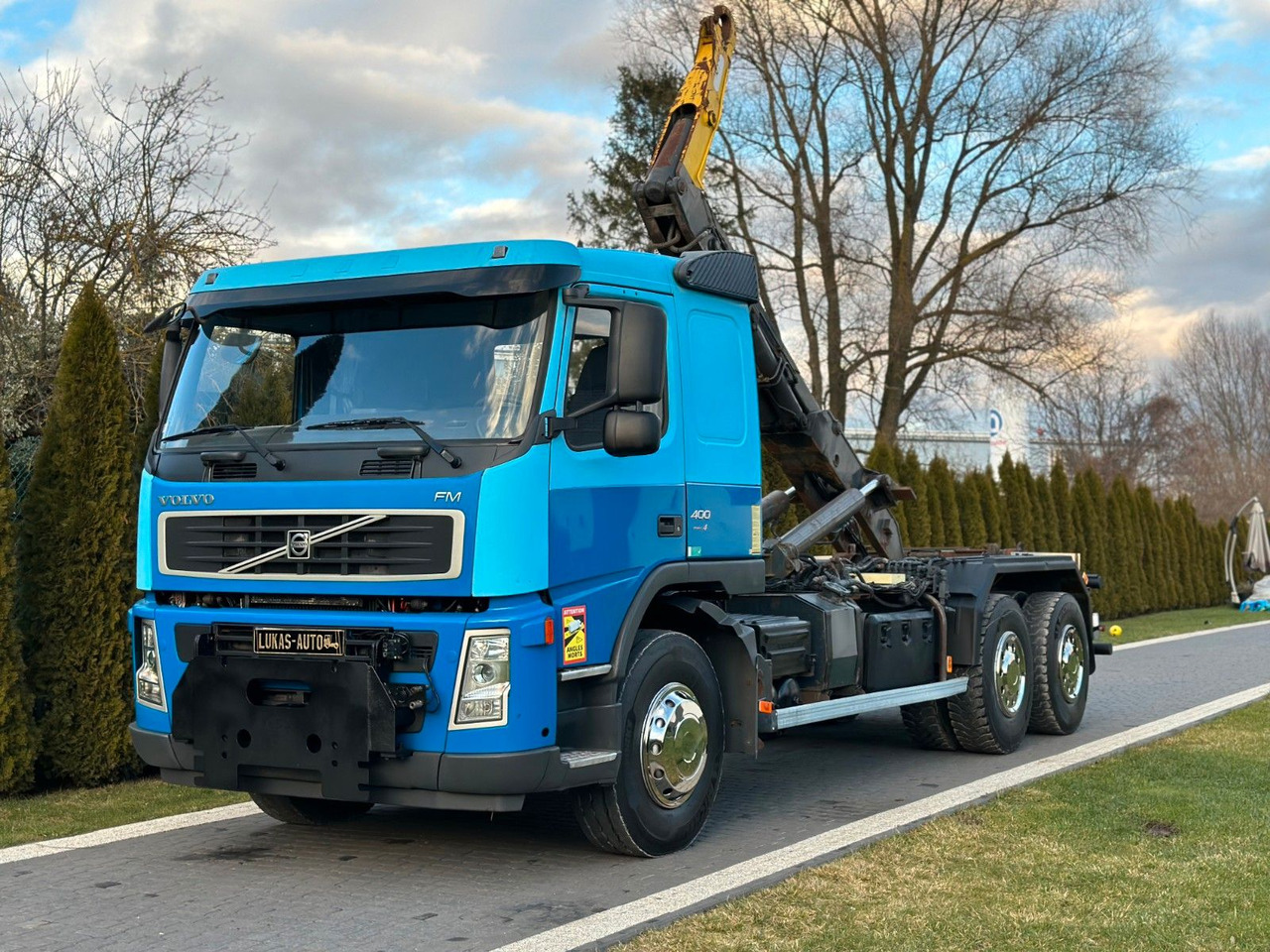 Volvo FM 400 MANUAL 6X4 ABROLLKIPPER - Pacēlājs ar āķi: foto 1 Volvo FM 400 MANUAL 6X4 ABROLLKIPPER - Pacēlājs ar āķi: foto 1