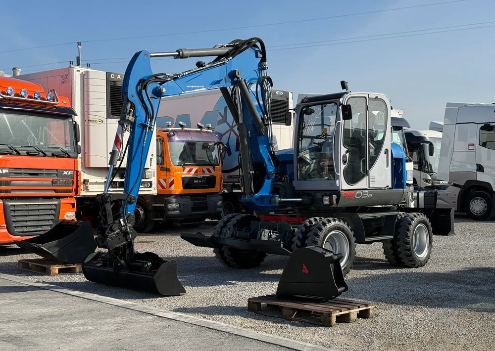 Wacker Neuson 9503-2 TRZY ŁYŻKI - Riteņu ekskavators: foto 1 Wacker Neuson 9503-2 TRZY ŁYŻKI - Riteņu ekskavators: foto 1