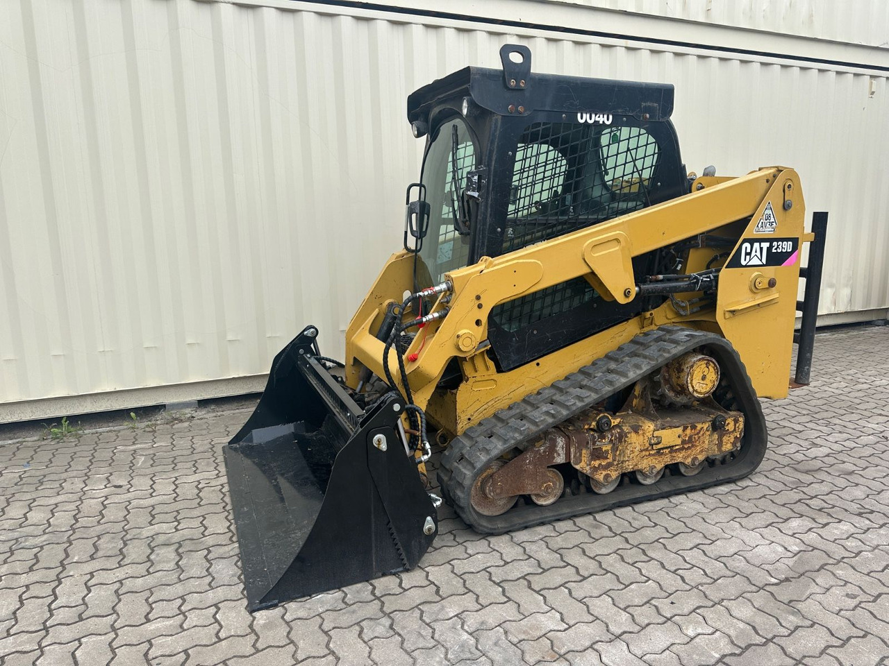 CAT 239D / 2018 BJ / 1.427 H / CE / CAB - Kāpurķēžu kompaktiekrāvējs: foto 1 CAT 239D / 2018 BJ / 1.427 H / CE / CAB - Kāpurķēžu kompaktiekrāvējs: foto 1