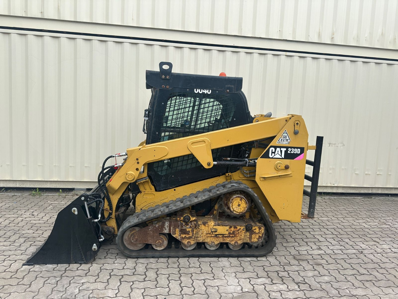 CAT 239D / 2018 BJ / 1.427 H / CE / CAB - Kāpurķēžu kompaktiekrāvējs: foto 2 CAT 239D / 2018 BJ / 1.427 H / CE / CAB - Kāpurķēžu kompaktiekrāvējs: foto 2