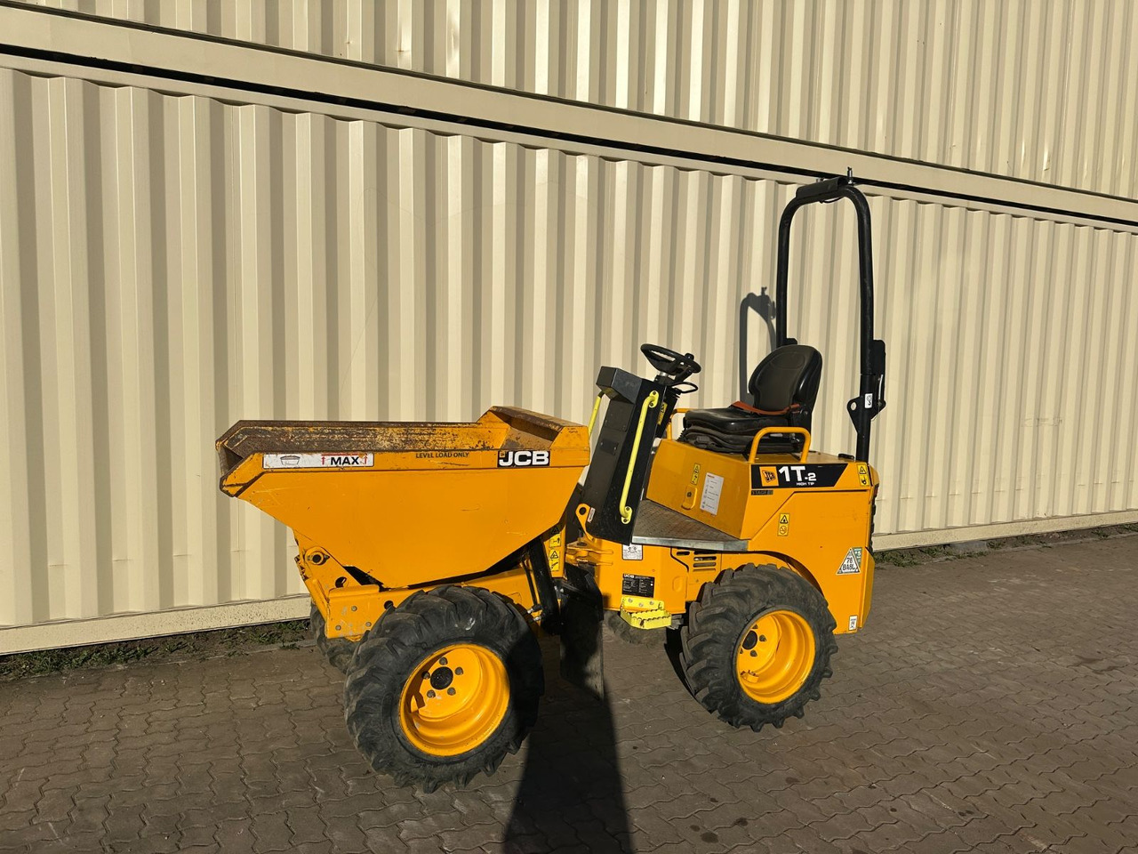 JCB 1T-2 High Tip Dumper, 598 Bh, 1.000 KG - Mini pašizgāzējs: foto 1 JCB 1T-2 High Tip Dumper, 598 Bh, 1.000 KG - Mini pašizgāzējs: foto 1