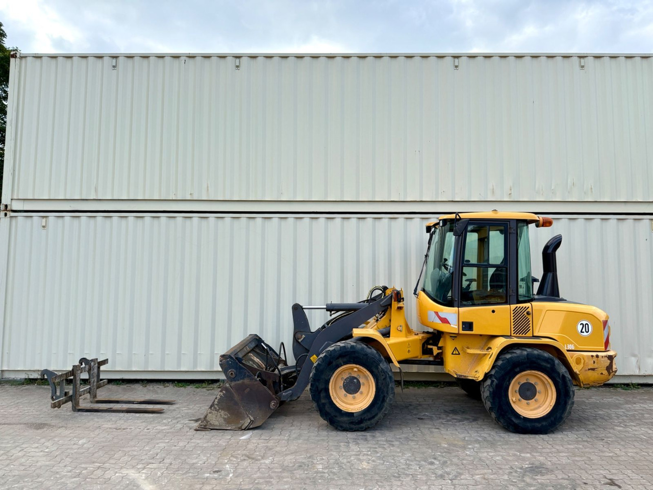Volvo L30G / 2014 BJ / Klappschaufel + Gabel - Riteņu iekrāvējs: foto 1 Volvo L30G / 2014 BJ / Klappschaufel + Gabel - Riteņu iekrāvējs: foto 1
