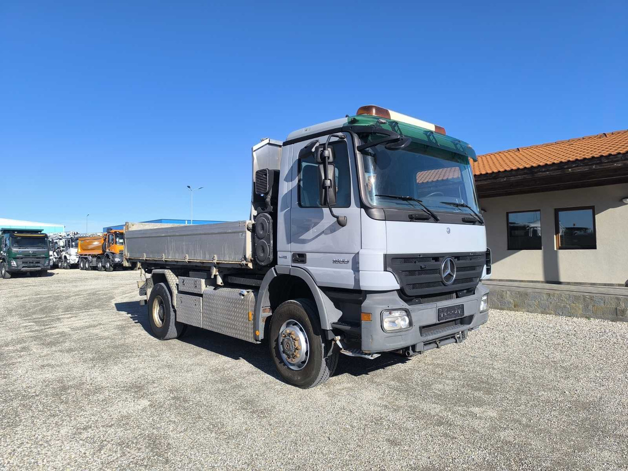 MERCEDES-BENZ Actros 1855 4X4 - Kravas automašīna pašizgāzējs: foto 1 MERCEDES-BENZ Actros 1855 4X4 - Kravas automašīna pašizgāzējs: foto 1
