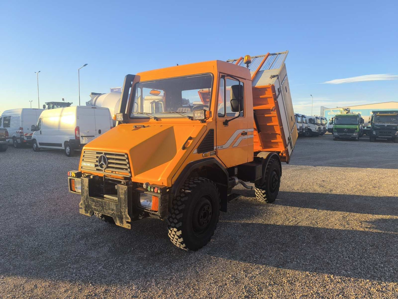 UNIMOG U90 - Kravas automašīna pašizgāzējs: foto 3 UNIMOG U90 - Kravas automašīna pašizgāzējs: foto 3