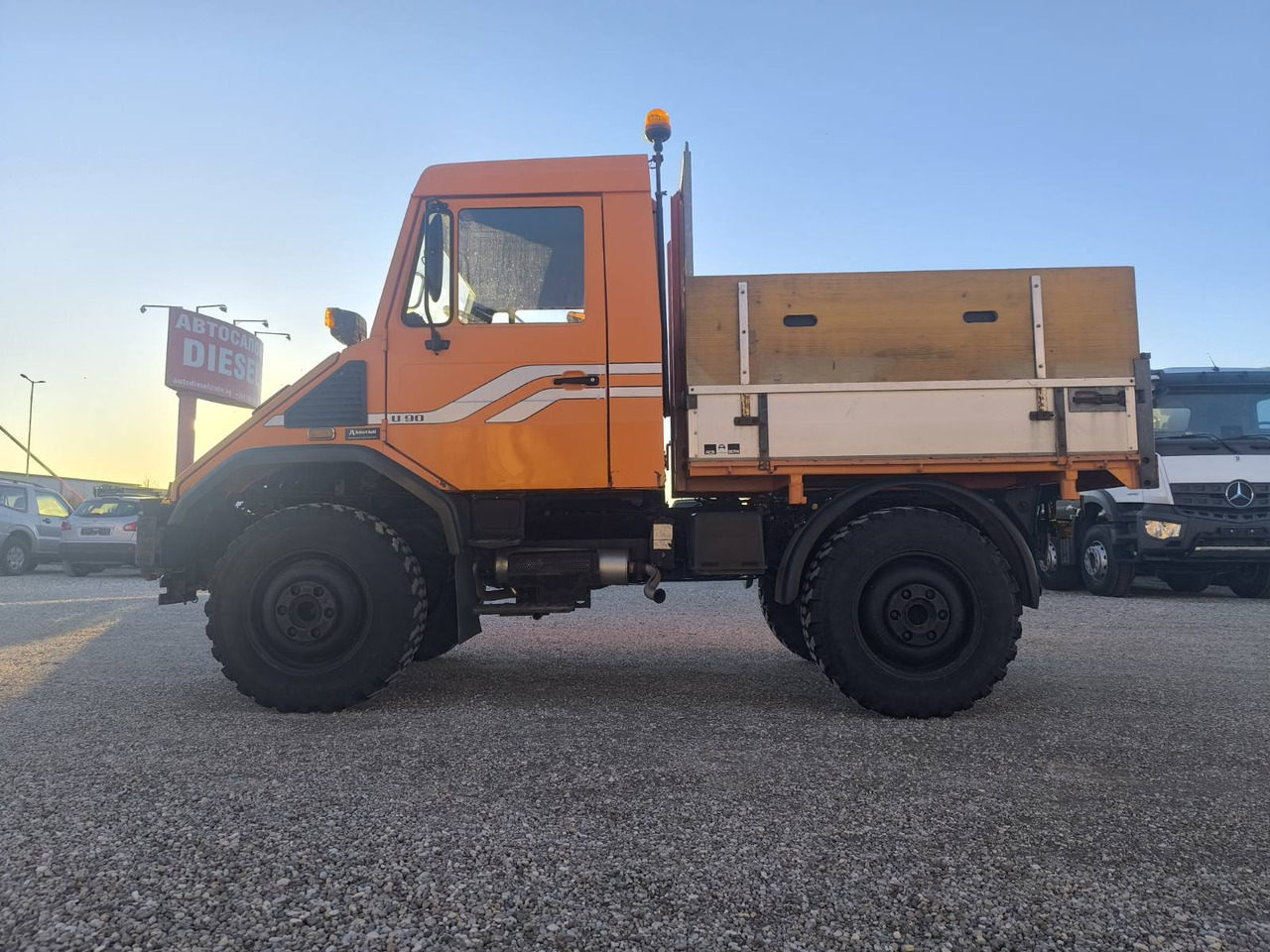 UNIMOG U90 - Kravas automašīna pašizgāzējs: foto 4 UNIMOG U90 - Kravas automašīna pašizgāzējs: foto 4