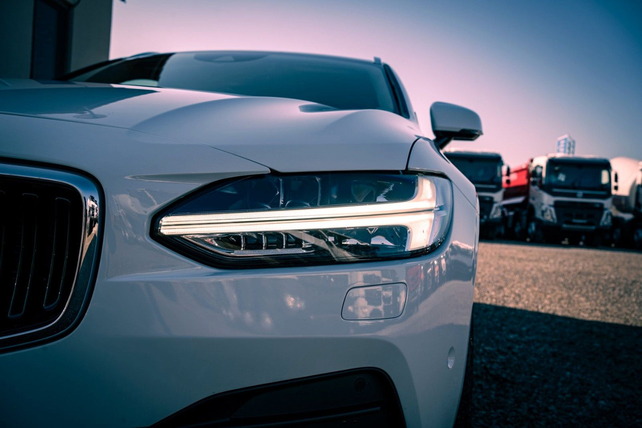 Vieglā automašīna Volvo V90 D4 Momentum 2.0D: foto 7
