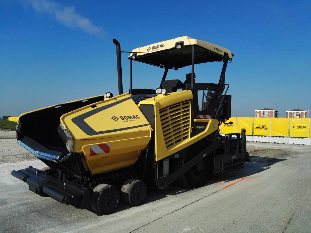 BOMAG IT BF 600 P-2 S500 Stage IV/Tier 4f - Asfalta klājējs: foto 1 BOMAG IT BF 600 P-2 S500 Stage IV/Tier 4f - Asfalta klājējs: foto 1